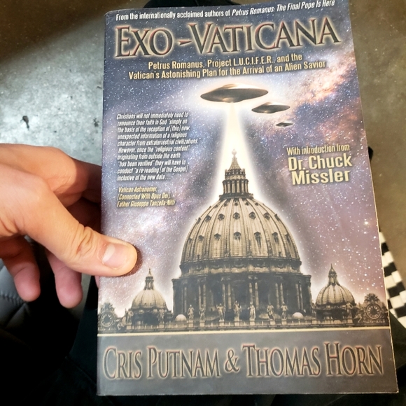 BOOKS Mystery Box 18 Pack for 100$ Rare, New & Vintage  (Read Descriptio… - Picture 15 of 16